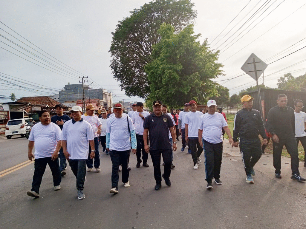 Meriah! Kang Marhaen Pimpin Jalan Sehat Peringati Harkopnas ke-78