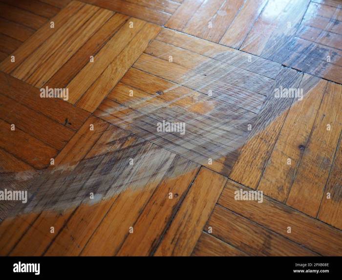 Scratched parquet flooring in the room. Scratches, chips and dents on ... Bagaimana memperbaiki goresan pada lantai parket basket