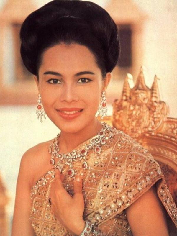 Lagu "Mother of the Land" dan "The Delicate Hand" Didedikasikan untuk Mendiang Ratu Sirikit. Lagu "Mother of the Land" dan "The Delicate Hand" Didedikasikan untuk Mendiang Ratu Sirikit.