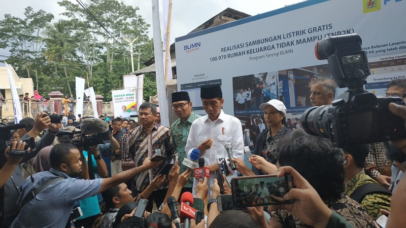 HLN ke-80, Warga Dapat Sambungan Listrik Gratis. HLN ke-80, Warga Dapat Sambungan Listrik Gratis.