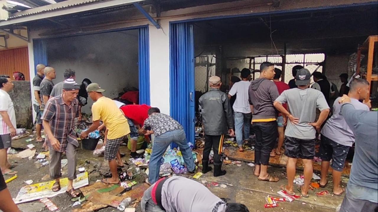 Home Industri Shuttlecock di Nganjuk Terbakar, Kerugian Capai Ratusan Juta Rupiah. Home Industri Shuttlecock di Nganjuk Terbakar, Kerugian Capai Ratusan Juta Rupiah.