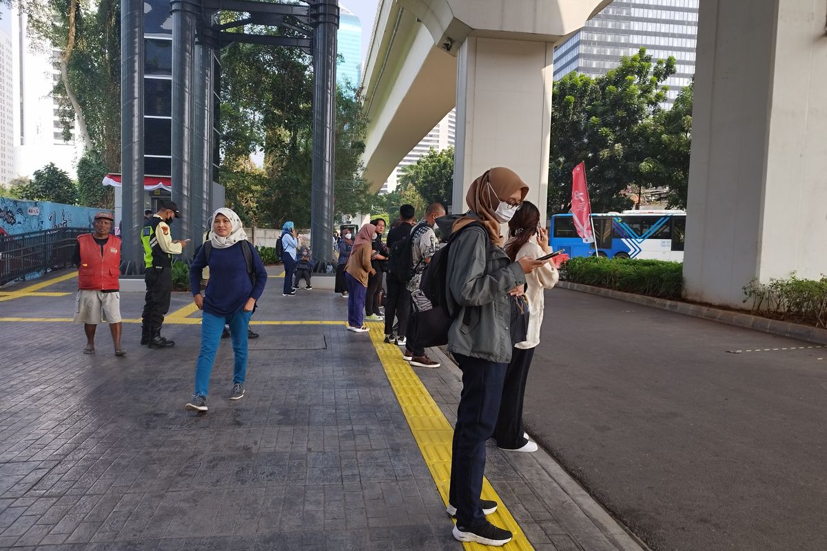 LRT Jabodebek Mogok Bikin Penumpang Jalan Kaki di Atas Ketinggian, KAI Buka Suara LRT Jabodebek Mogok Bikin Penumpang Jalan Kaki di Atas Ketinggian, KAI Buka Suara