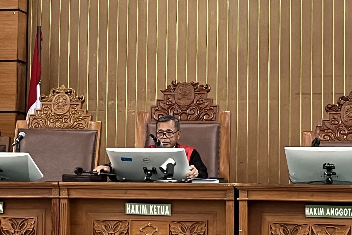 Pingsan saat Dengar Praperadilan Delpedro Ditolak, Magda: Anakku Nggak Bersalah