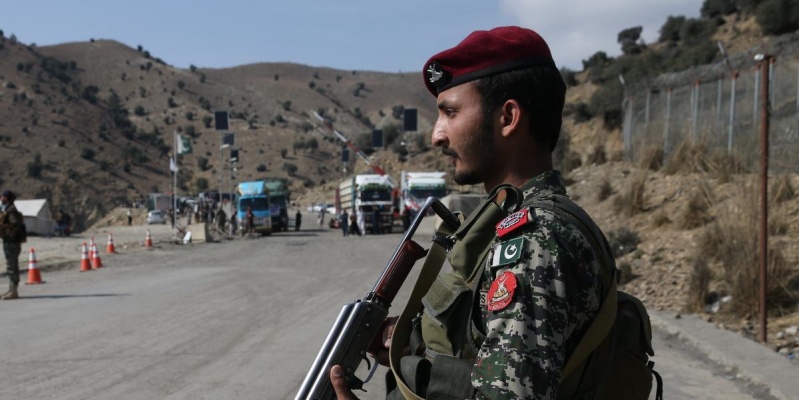 Bentrokan Sengit di Perbatasan, 5 Tentara Pakistan dan 25 Milisi Afghanistan Tewas. Bentrokan Sengit di Perbatasan, 5 Tentara Pakistan dan 25 Milisi Afghanistan Tewas.