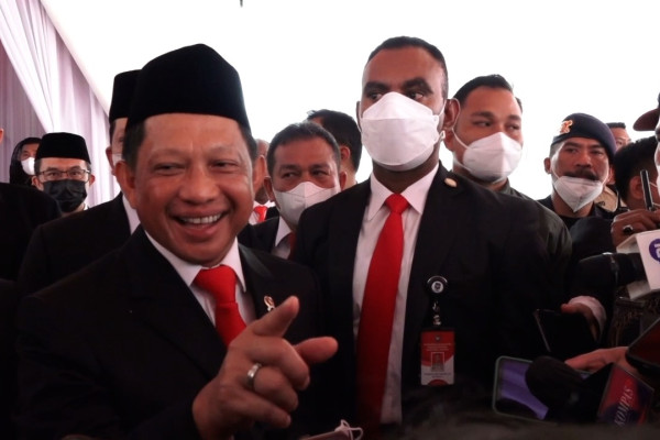 Tito Minta Masyarakat Tak Panik Kasus Corona Tito Minta Masyarakat Tak Panik Kasus Corona