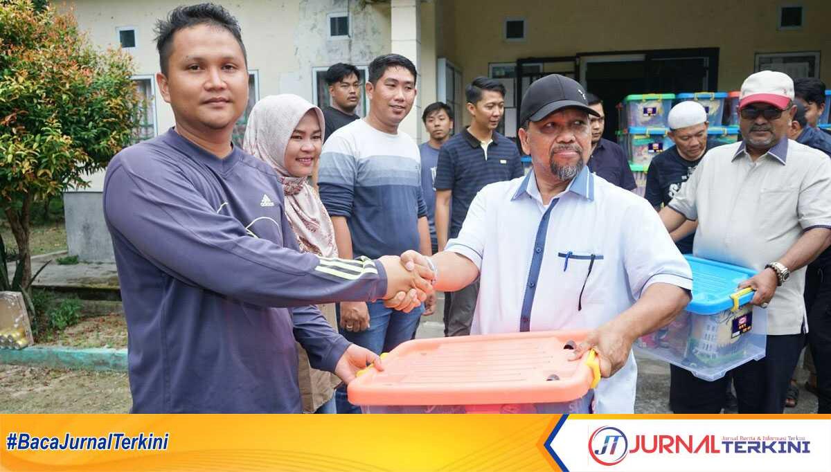 Pemkab Bogor Salurkan Bantuan untuk Warga Korban Puting Beliung di Bojonggede Pemkab Bogor Salurkan Bantuan untuk Warga Korban Puting Beliung di Bojonggede