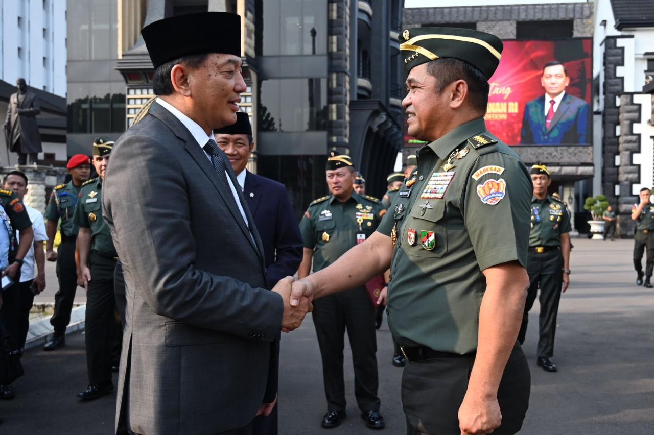 Dirut Asabri Dampingi Menhan Sjafrie Kunjungan Kedukaan Prajurit TNI Dirut Asabri Dampingi Menhan Sjafrie Kunjungan Kedukaan Prajurit TNI
