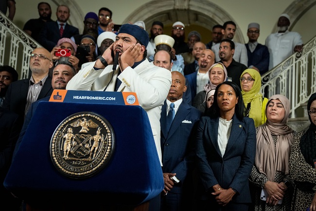 Hadapi Serangan Rasis dan Kebencian, Calon Wali Kota New York Tetap Pertahankan Islam Jadi Agamanya. Hadapi Serangan Rasis dan Kebencian, Calon Wali Kota New York Tetap Pertahankan Islam Jadi Agamanya.