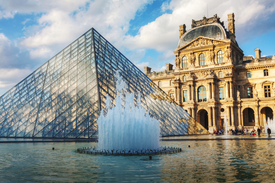 Hanya Butuh Waktu 4 Menit, Perhiasan Tak Ternilai Harganya Dicuri di Museum Louvre Prancis Hanya Butuh Waktu 4 Menit, Perhiasan Tak Ternilai Harganya Dicuri di Museum Louvre Prancis