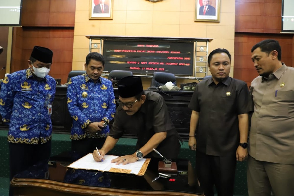 Dok! DPRD Jombang Sahkan Raperda Kota Cerdas dan Kerja Sama Daerah
