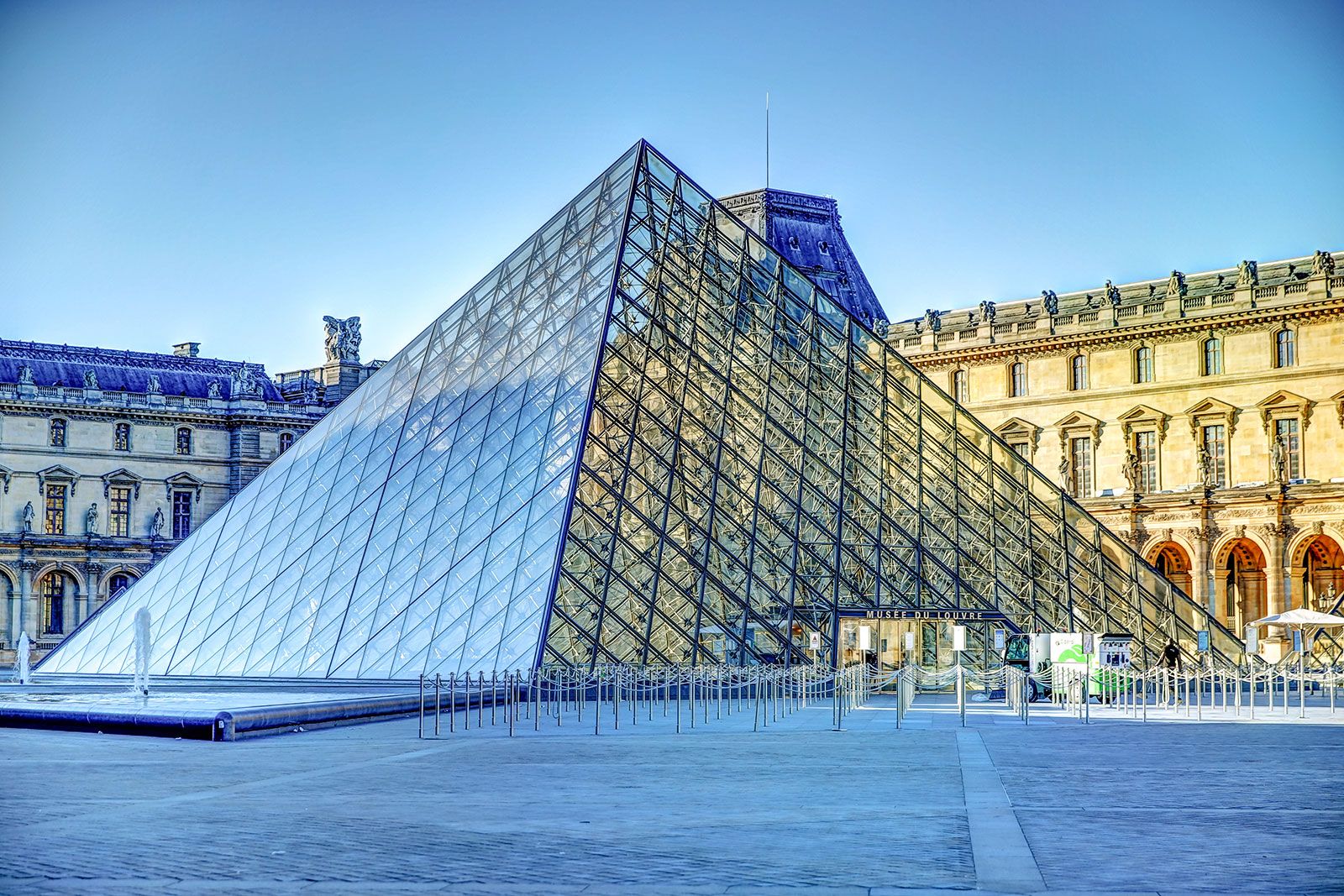 Hanya Butuh Waktu 4 Menit, Perhiasan Tak Ternilai Harganya Dicuri di Museum Louvre Prancis