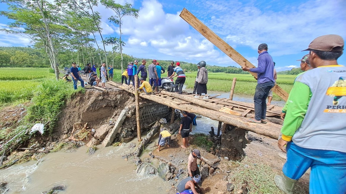 Ambles di Usia Muda, Jalan Asemgede Jombang Ternyata Dibangun Dengan Anggaran Rp1,4 Miliar - MediaNganjuk.com Ambles di Usia Muda, Jalan Asemgede Jombang Ternyata Dibangun Dengan Anggaran Rp1,4 Miliar - MediaNganjuk.com