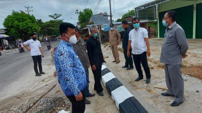 Komisi C DPRD Jombang Sidak Proyek Trotoar Yang Dikendalikan Dinas Perkim - MediaNganjuk.com