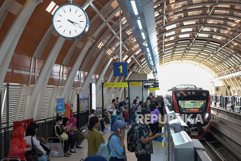 LRT Jabodebek Mogok Bikin Penumpang Jalan Kaki di Atas Ketinggian, KAI Buka Suara