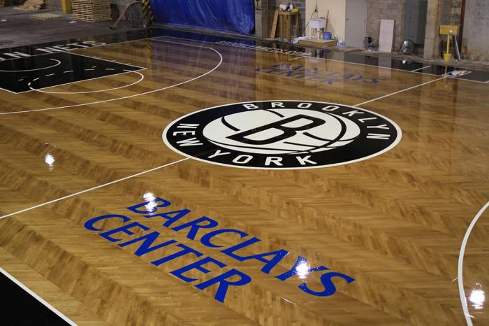 Pilihan warna lantai lapangan basket parket