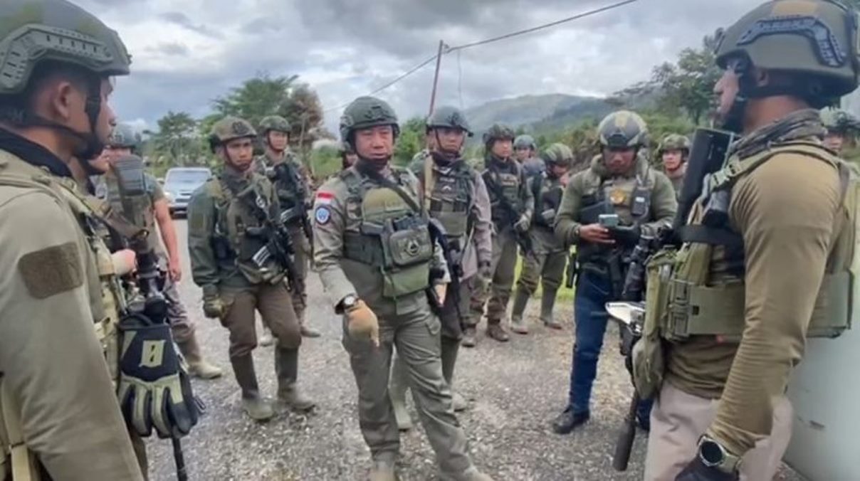 Satgas Operasi Damai Cartenz Evakuasi Korban Penganiayaan OTK di Yahukimo Satgas Operasi Damai Cartenz Evakuasi Korban Penganiayaan OTK di Yahukimo