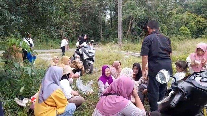 Pingsan saat Dengar Praperadilan Delpedro Ditolak, Magda: Anakku Nggak Bersalah