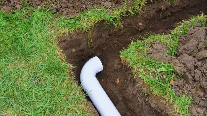 Instalasi sistem drainase untuk lapangan outdoor