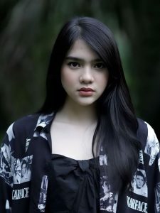 Davina Karamoy sebagai Sarah di Dendam Malam Kelam