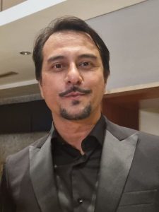 Bront Palarae sebagai Arya Pradana di Dendam Malam Kelam