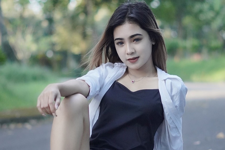 Profil Biodata Dela Poyz Lengkap, Umur, Asal dan Agamanya