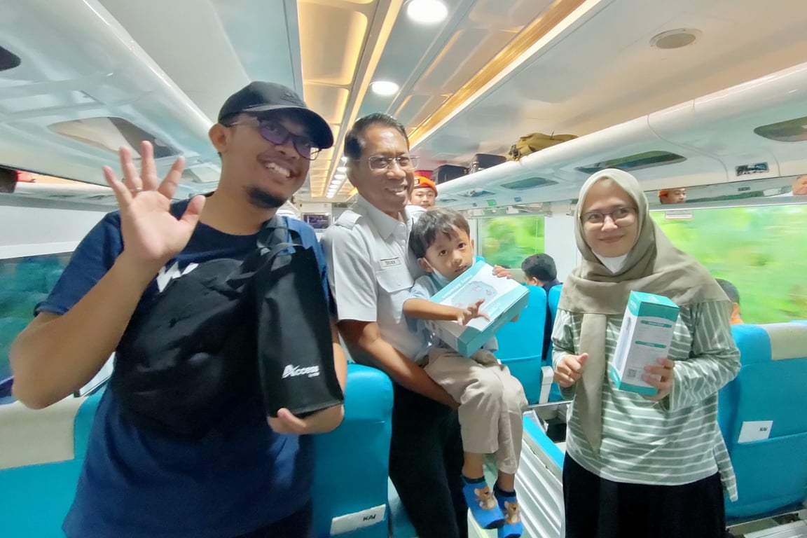 Dirut KAI Pastikan Argi Tetap Karyawan Meski Jadi Sorotan Kasus Tumbler KRL Dirut KAI Pastikan Argi Tetap Karyawan Meski Jadi Sorotan Kasus Tumbler KRL