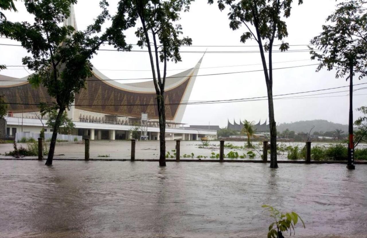 Banjir Besar Sumatera: Saat 'Untung Cepat' Menjadi Bencana