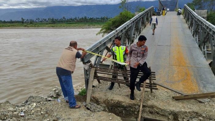 Momen Prabowo Susuri Jembatan Pante Dona Aceh yang Putus Akibat Banjir