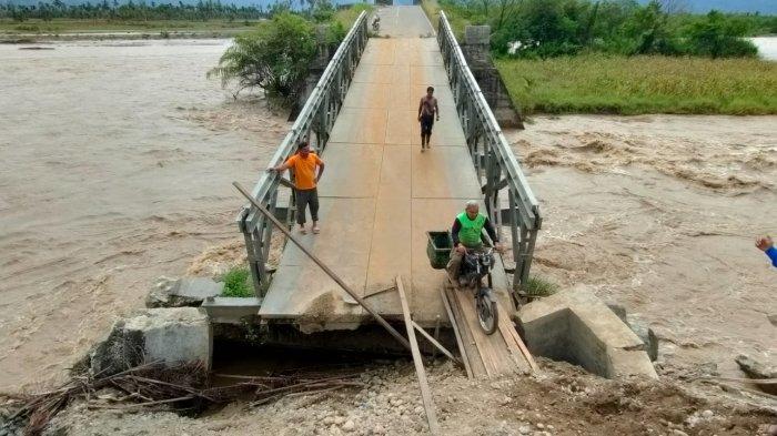 Momen Prabowo Susuri Jembatan Pante Dona Aceh yang Putus Akibat Banjir