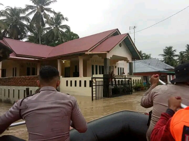 Temui Pengungsi Banjir di Padang Pariaman, Prabowo: Rumah Rusak Akan Kita Bantu