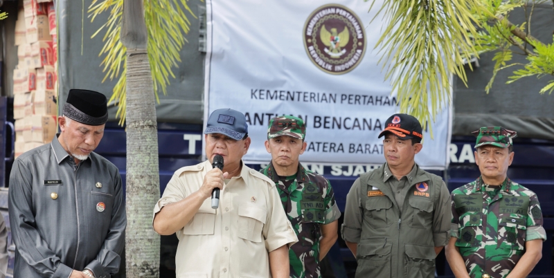 Temui Pengungsi di Sumbar, Prabowo: Semangatmu Luar Biasa