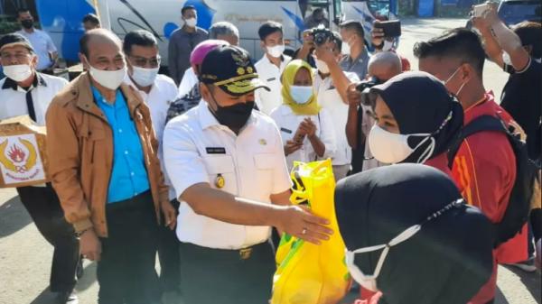 Temui Pengungsi di Sumbar, Prabowo: Semangatmu Luar Biasa